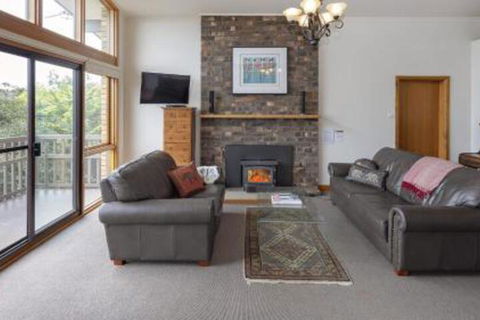 Alpine House Views Over Lake Jindabyne & The Snowy Mountains - Dalby Accommodation 4