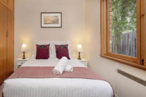 Alpine House Views Over Lake Jindabyne & The Snowy Mountains - Dalby Accommodation 2