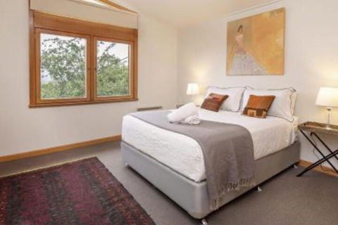 Alpine House Views Over Lake Jindabyne & The Snowy Mountains - Dalby Accommodation 0