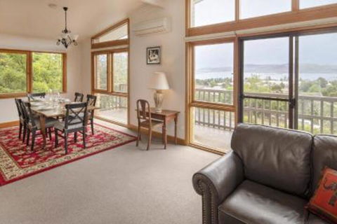 Alpine House Views Over Lake Jindabyne & The Snowy Mountains - Dalby Accommodation 6