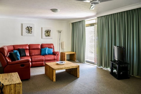 Copacabana Holiday Apartments - Dalby Accommodation 5
