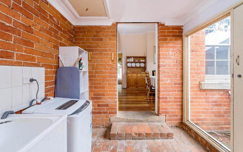 Eliza 1875 Red Brick Duplex Townhouse - Dalby Accommodation 5