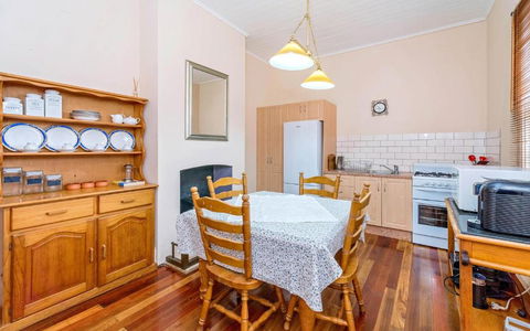 Eliza 1875 Red Brick Duplex Townhouse - Dalby Accommodation 3