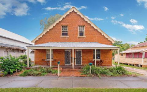 Eliza 1875 Red Brick Duplex Townhouse - Dalby Accommodation 4
