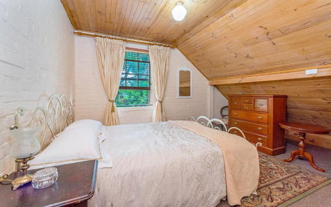 Eliza 1875 Red Brick Duplex Townhouse - Dalby Accommodation 2