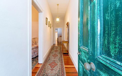 Eliza 1875 Red Brick Duplex Townhouse - Dalby Accommodation 6