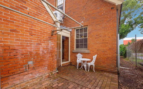 Eliza 1875 Red Brick Duplex Townhouse - Dalby Accommodation 1