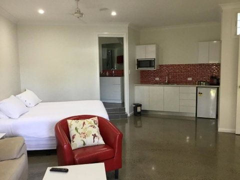 The Cyclone Shelter - Dalby Accommodation 4