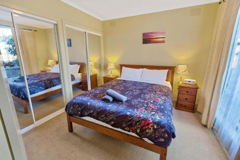 Above Sunset 100m From The Paynesville Lakes - Dalby Accommodation 1