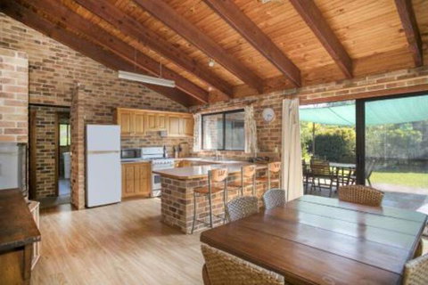 75 River Rd Tabourie Hideaway - Dalby Accommodation 0