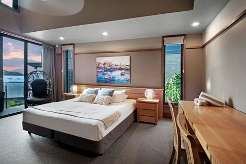 Yacht Club Villa 33 Serenity 4 Bedroom 4 Bathroom House Ocean Views 2 Buggies - Dalby Accommodation 1