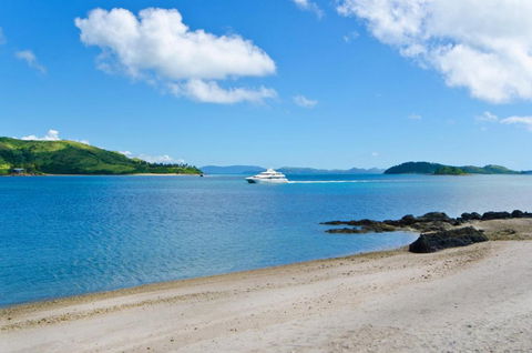 Yacht Club Villa 33 Serenity 4 Bedroom 4 Bathroom House Ocean Views 2 Buggies - Dalby Accommodation 5