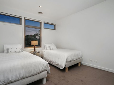 Kew Luxurious Townhouse - Dalby Accommodation 3