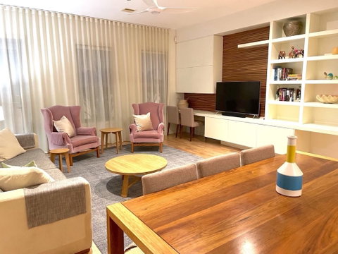 Kew Luxurious Townhouse - Dalby Accommodation 6