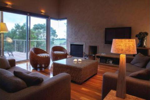 THE Lake House - Surf Side - Dalby Accommodation 2