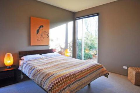THE Lake House - Surf Side - Dalby Accommodation 5