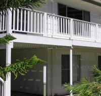 Wonky Pine Beach House NARRWALLEE 4 bedroom - Dalby Accommodation