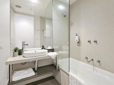 WATERFRONT THREE In The Heart Of Lorne - Dalby Accommodation 3