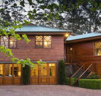 Treetops elegant inviting designer cedar home - Dalby Accommodation