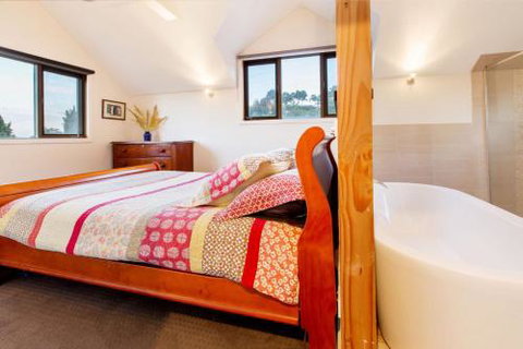 BAY VIEWS On MANNA DROMANA - Dalby Accommodation 1