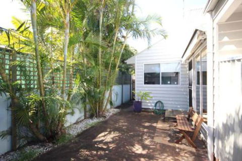 MAGIC BEACH HOUSE PET FRIENDLY - Dalby Accommodation 7