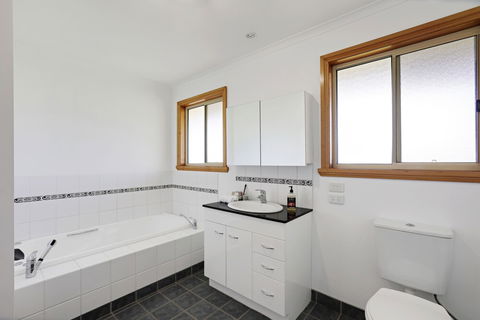 Yarragon 4 Bedroom House In Gippsland - Dalby Accommodation 5