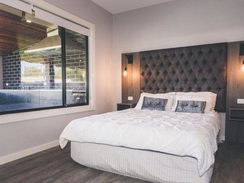 Luxury On Lewis 6 Lewis Road - Dalby Accommodation 4