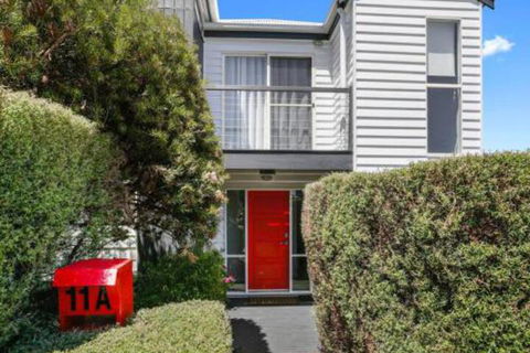 SEAVIEW Ocean Views From A Modern Townhouse - Dalby Accommodation 4