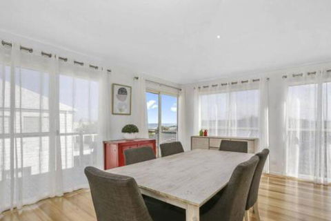 SEAVIEW Ocean Views From A Modern Townhouse - Dalby Accommodation 6