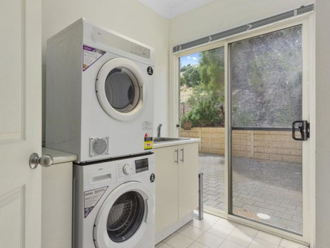Carri Away 15 Solitude Drive - Dalby Accommodation 5