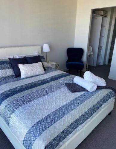 LOCATION LOCATION CITY VIEWS NETFLIX WIFI WINE - Dalby Accommodation 6