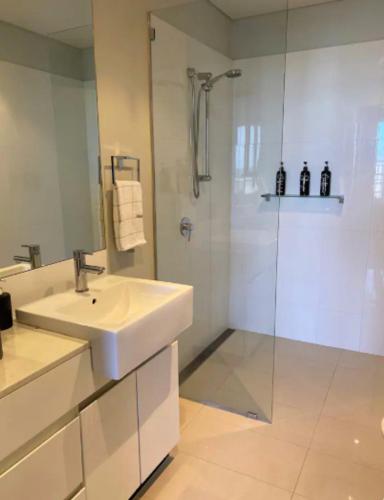 LOCATION LOCATION CITY VIEWS NETFLIX WIFI WINE - Dalby Accommodation 4