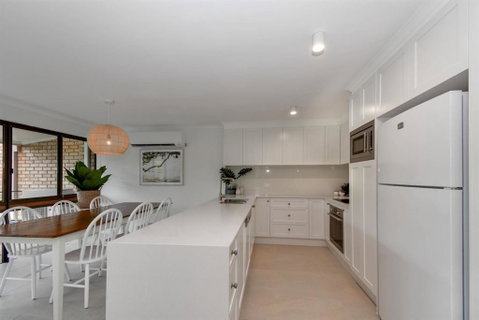 BEAUTIFULLY RENOVATED OCEANSIDE APARTMENT Lamer 9 - Dalby Accommodation 1