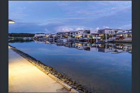 Hope Island Water Front House - Dalby Accommodation 2
