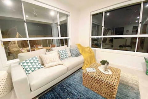 Hope Island Water Front House - Dalby Accommodation 0