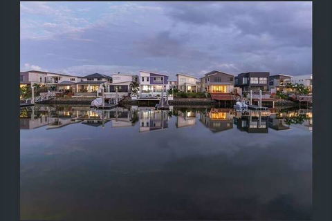 Hope Island Water Front House - Dalby Accommodation 1