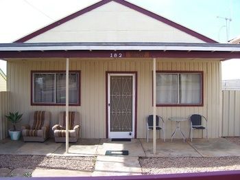 Aussie Bacon & Eggs Cottages - Dalby Accommodation 0