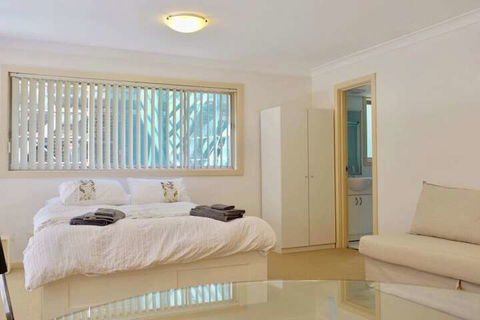 Manly Studio 2 Minutes From The Beach - Dalby Accommodation 6