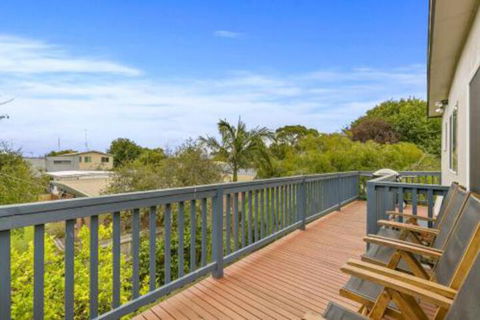 THE BEACH HIVE PET FRIENDLY (OUTSIDE ONLY) INLET SIDE - Dalby Accommodation 0