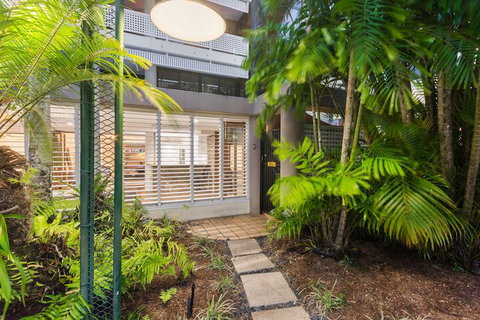 Luxury PoolSide Apartment In Beachfront - Dalby Accommodation 1