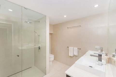 Luxury PoolSide Apartment In Beachfront - Dalby Accommodation 7