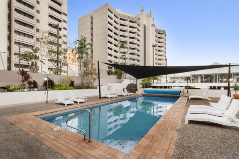 Luxury PoolSide Apartment In Beachfront - Dalby Accommodation 4