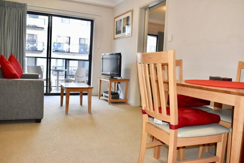 Convenient City Aprt For 2 W / Pool Gym Tennis Court - Dalby Accommodation 5