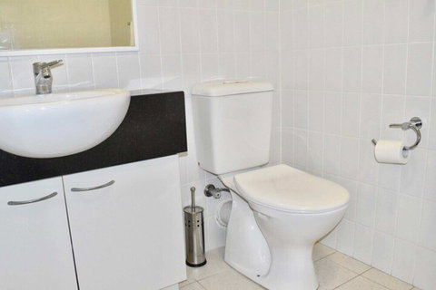 Convenient City Aprt For 2 W / Pool Gym Tennis Court - Dalby Accommodation 7