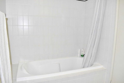 Convenient City Aprt For 2 W / Pool Gym Tennis Court - Dalby Accommodation 6