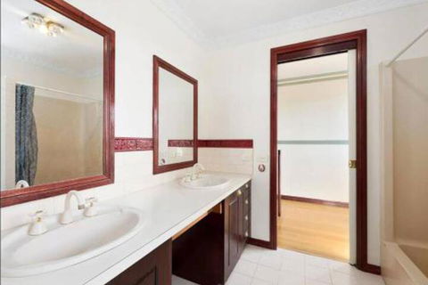 GUMS & ROSES Family Home In The Heart Of Town. - Dalby Accommodation 3