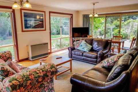 GUMS & ROSES Family Home In The Heart Of Town. - Dalby Accommodation 4