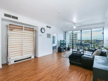 Modern 2 Bedroom River View Apartment In Docklands - Dalby Accommodation 2