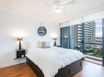 Modern 2 Bedroom River View Apartment In Docklands - Dalby Accommodation 1
