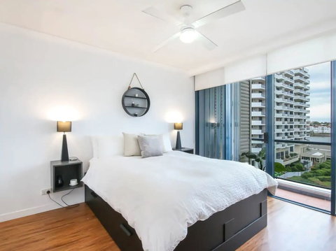 Modern 2 Bedroom River View Apartment In Docklands - Dalby Accommodation 3